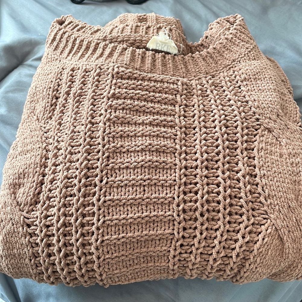 BKE Knitted cropped sweater The color of it is orange brownish.